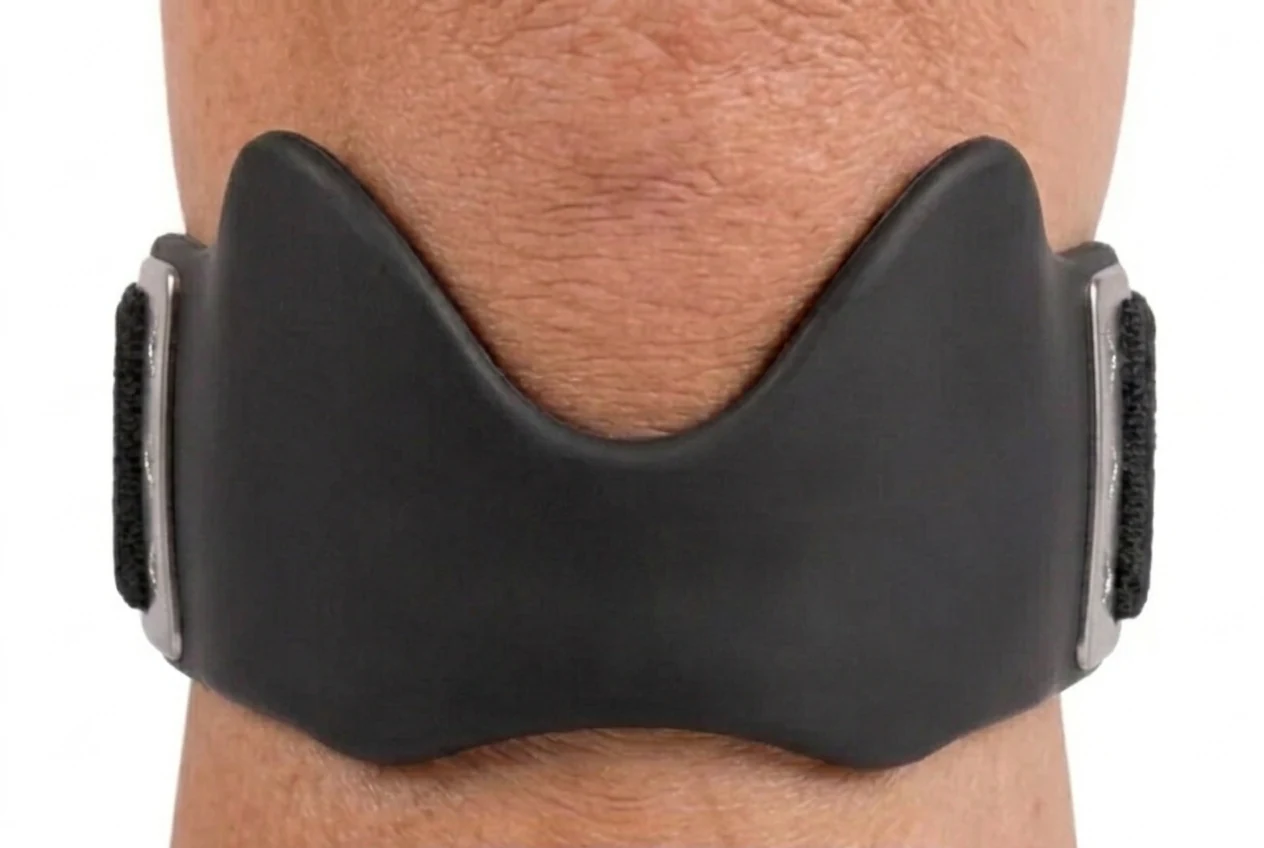 Fascia rotulea Braugo nera indossata sotto il ginocchio